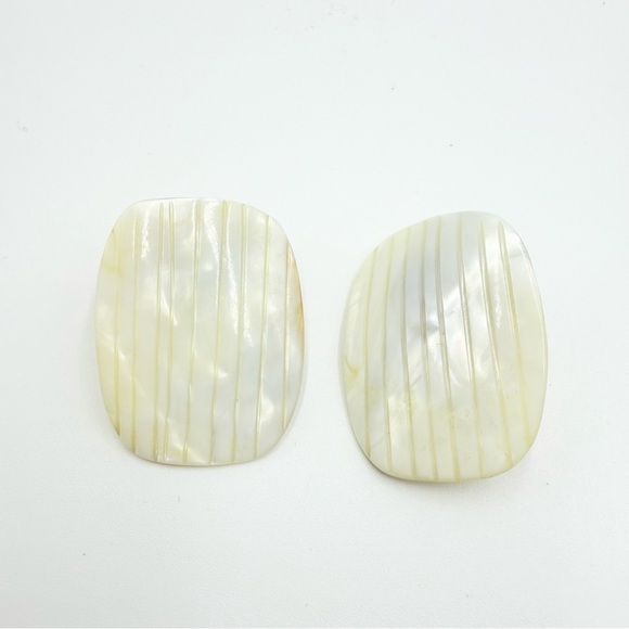 Gorgeous Vintage Mother Of Pearl MOP Hand Carved Earrings - Picture 5 of 7